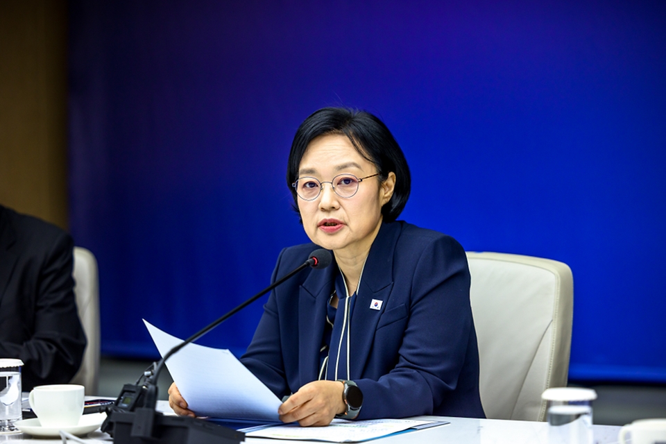 한성숙 국무총리가 8월 28일 서울 중구 대한상공회의소에서 열린 경제 협·단체 규제 합리화 간담회에 참석해 발언하고 있다.
