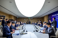 한성숙 국무총리가 8월 28일 서울 중구 대한상공회의소에서 열린 경제 협·단체 규제 합리화 간담회에 참석해 발언하고 있다.