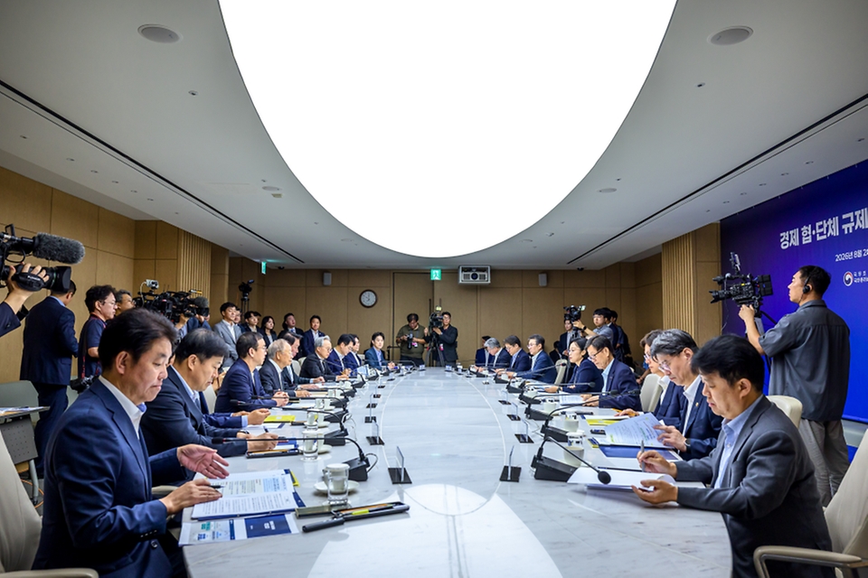 한성숙 국무총리가 8월 28일 서울 중구 대한상공회의소에서 열린 경제 협·단체 규제 합리화 간담회에 참석해 발언하고 있다.