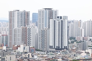 지난 7월 수도권 주택 매매 거래가 전년 수준을 유지했지만 서울은 두 자릿수 감소세를 보였다. 국토교통부가 8월 31일 발표한 2026년 7월 주택통계에 따르면 지난달 수도권 주택 매매 거래량은 3만 4749건으로 전년 동월보다 0.1% 증가했다. 사진은 8월 31일 서울 동작구 아파트 전경.
