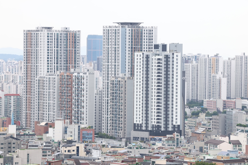 지난 7월 수도권 주택 매매 거래가 전년 수준을 유지했지만 서울은 두 자릿수 감소세를 보였다. 국토교통부가 8월 31일 발표한 2026년 7월 주택통계에 따르면 지난달 수도권 주택 매매 거래량은 3만 4749건으로 전년 동월보다 0.1% 증가했다. 사진은 8월 31일 서울 동작구 아파트 전경.