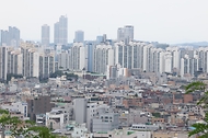 지난 7월 수도권 주택 매매 거래가 전년 수준을 유지했지만 서울은 두 자릿수 감소세를 보였다. 국토교통부가 8월 31일 발표한 2026년 7월 주택통계에 따르면 지난달 수도권 주택 매매 거래량은 3만 4749건으로 전년 동월보다 0.1% 증가했다. 사진은 8월 31일 서울 동작구 아파트 전경.