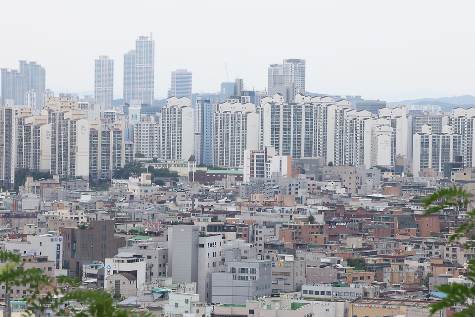 지난 7월 수도권 주택 매매 거래가 전년 수준을 유지했지만 서울은 두 자릿수 감소세를 보였다. 국토교통부가 8월 31일 발표한 2026년 7월 주택통계에 따르면 지난달 수도권 주택 매매 거래량은 3만 4749건으로 전년 동월보다 0.1% 증가했다. 사진은 8월 31일 서울 동작구 아파트 전경.