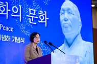 한성숙 국무총리가 8월 29일 서울 용산구 백범 김구기념관에서 열린 '백범 김구 선생 탄생 150주년 유네스코 기념해' 기념식에서 축사를 하고 있다.