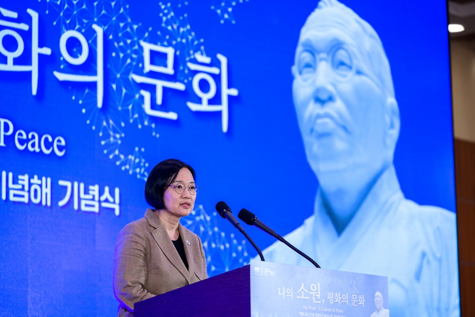 한성숙 국무총리가 8월 29일 서울 용산구 백범 김구기념관에서 열린 '백범 김구 선생 탄생 150주년 유네스코 기념해' 기념식에서 축사를 하고 있다.