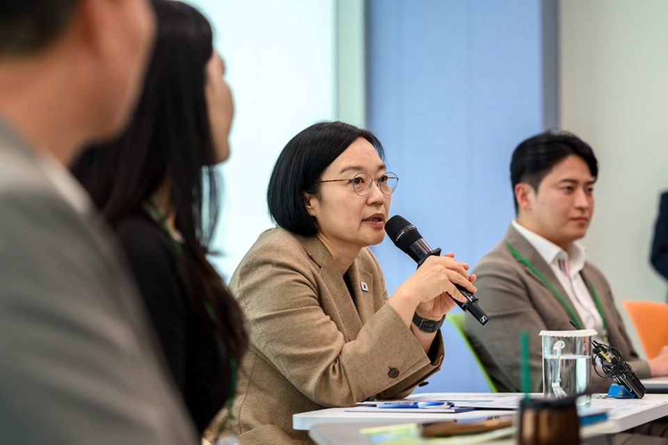 한성숙 국무총리가 8월 29일 서울 강남구 한국섬유산업연합회에서 열린 기후시민회의 토론회에 참석해 있다.