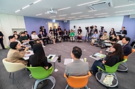 한성숙 국무총리가 8월 29일 서울 강남구 한국섬유산업연합회에서 열린 기후시민회의 토론회에 참석해 있다.