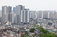 지난 7월 수도권 주택 매매 거래가 전년 수준을 유지했지만 서울은 두 자릿수 감소세를 보였다. 국토교통부가 8월 31일 발표한 2026년 7월 주택통계에 따르면 지난달 수도권 주택 매매 거래량은 3만 4749건으로 전년 동월보다 0.1% 증가했다. 사진은 8월 31일 서울 동작구 아파트 전경.