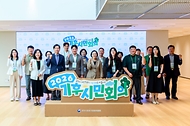 한성숙 국무총리가 8월 29일 서울 강남구 한국섬유산업연합회에서 열린 기후시민회의 토론회에 참석해 있다.