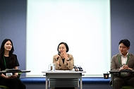 한성숙 국무총리가 8월 29일 서울 강남구 한국섬유산업연합회에서 열린 기후시민회의 토론회에 참석해 있다.