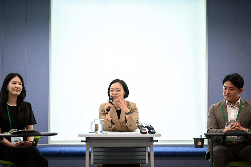 한성숙 국무총리가 8월 29일 서울 강남구 한국섬유산업연합회에서 열린 기후시민회의 토론회에 참석해 있다.