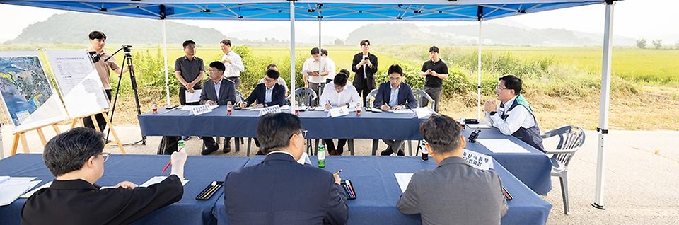 김성환 기후에너지환경부 장관이 8월 28일 경기도 시흥시 소재 시화·화옹 지구를 방문해 수도권 재생에너지 보급 여건을 점검하고 관계기관과 함께 태양광 보급 촉진 지원 방안을 논의하고 있다.