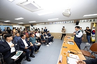 김성환 기후에너지환경부 장관이 8월 28일 SK하이닉스 용인일반산단 폐수 방류 예정지역인 경기도 안성시 고삼호수 일대를 방문해 현장을 살펴본 뒤 지역 주민 및 농민과 간담회를 갖고 의견을 나누고 있다.