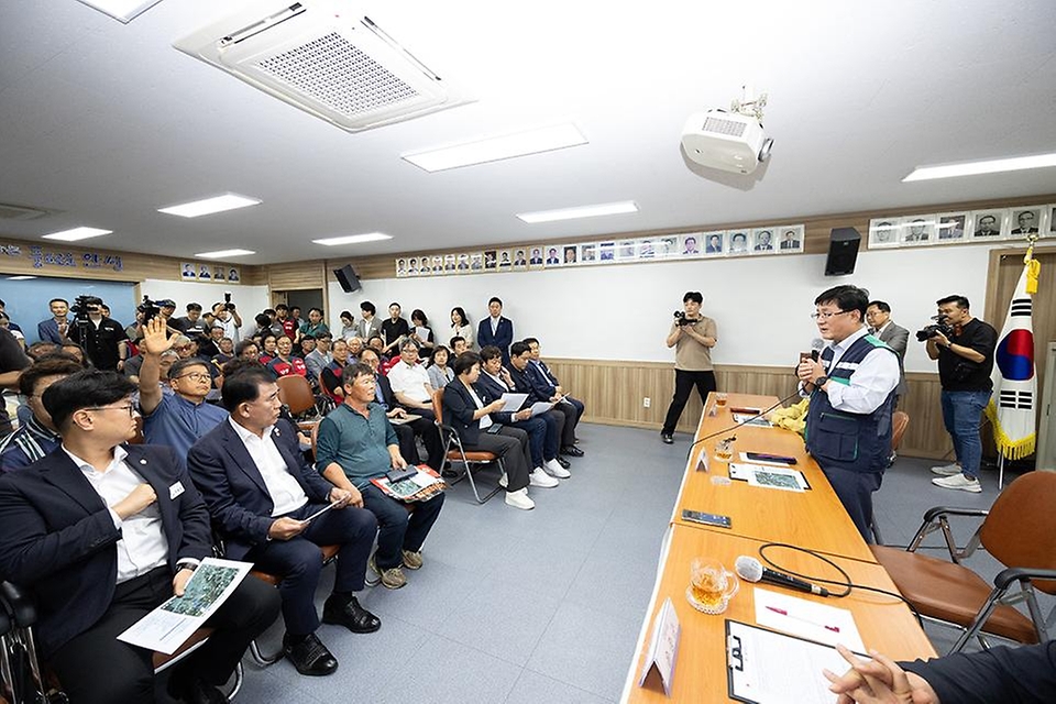 김성환 기후에너지환경부 장관이 8월 28일 SK하이닉스 용인일반산단 폐수 방류 예정지역인 경기도 안성시 고삼호수 일대를 방문해 현장을 살펴본 뒤 지역 주민 및 농민과 간담회를 갖고 의견을 나누고 있다.