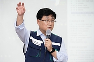 김성환 기후에너지환경부 장관이 8월 28일 SK하이닉스 용인일반산단 폐수 방류 예정지역인 경기도 안성시 고삼호수 일대를 방문해 현장을 살펴본 뒤 지역 주민 및 농민과 간담회를 갖고 의견을 나누고 있다.