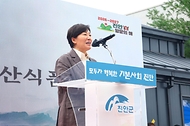 송미령 농림축산식품부 장관이 8월 31일 농어촌 기본소득 지급현장인 전북특별자치도 진안군을 방문해 지역 주민에게 지역사랑상품권 카드를 직접 전달하고, 기본소득 사용 가맹점에서 일일 계산원 역할에 나서 주민들 의견을 청취하고 있다.