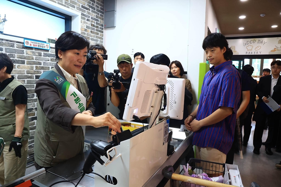 송미령 농림축산식품부 장관이 8월 31일 농어촌 기본소득 지급현장인 전북특별자치도 진안군을 방문해 지역 주민에게 지역사랑상품권 카드를 직접 전달하고, 기본소득 사용 가맹점에서 일일 계산원 역할에 나서 주민들 의견을 청취하고 있다.