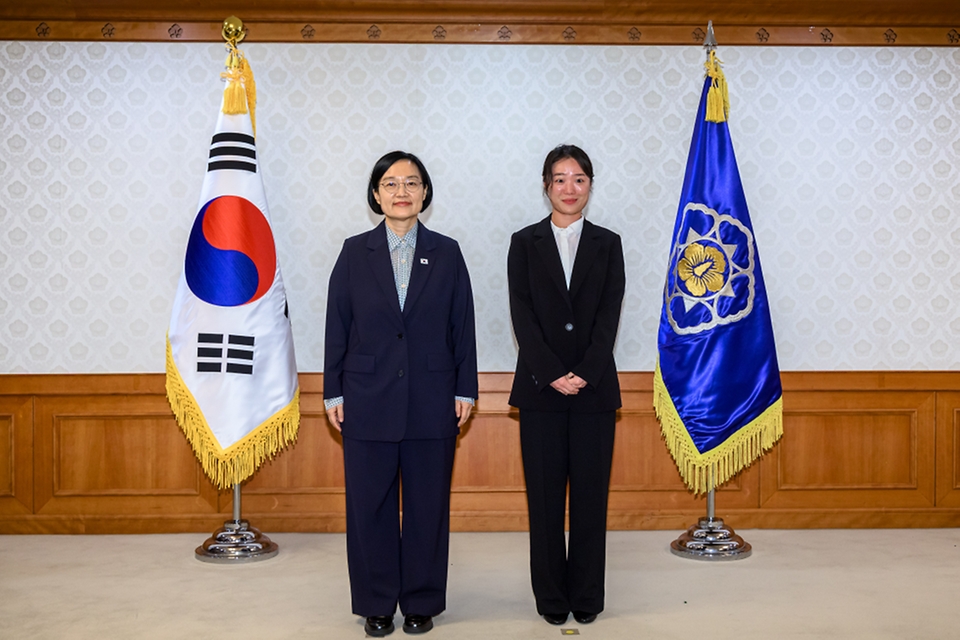 한성숙 국무총리가 8월 31일 서울 정부서울청사에서 전남광주통합특별시 지원위원회 민간위원에게 위촉장을 수여하고 있다.