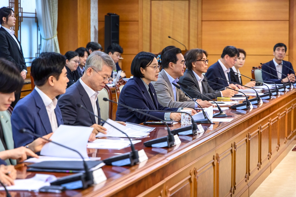 한성숙 국무총리가 8월 31일 서울 정부서울청사에서 전남광주통합특별시 지원위원회 회의를 주재하고 있다.