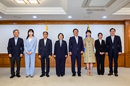 한성숙 국무총리가 8월 31일 서울 정부서울청사에서 전남광주통합특별시 지원위원회 민간위원에게 위촉장을 수여하고 있다.