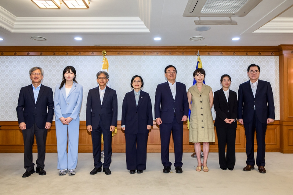 한성숙 국무총리가 8월 31일 서울 정부서울청사에서 전남광주통합특별시 지원위원회 민간위원에게 위촉장을 수여하고 있다.