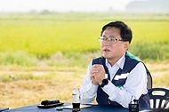 김성환 기후에너지환경부 장관이 8월 28일 경기도 시흥시 소재 시화·화옹 지구를 방문해 수도권 재생에너지 보급 여건을 점검하고 관계기관과 함께 태양광 보급 촉진 지원 방안을 논의하고 있다.