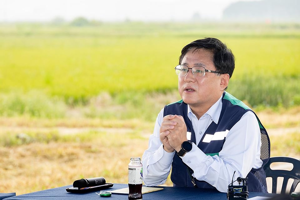 김성환 기후에너지환경부 장관이 8월 28일 경기도 시흥시 소재 시화·화옹 지구를 방문해 수도권 재생에너지 보급 여건을 점검하고 관계기관과 함께 태양광 보급 촉진 지원 방안을 논의하고 있다.