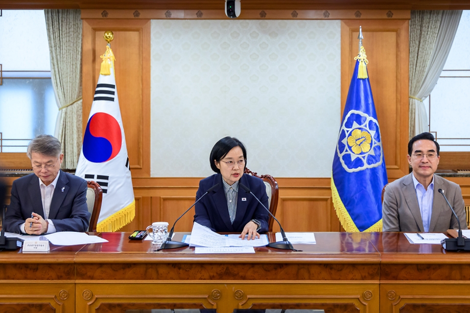 한성숙 국무총리가 8월 31일 서울 정부서울청사에서 전남광주통합특별시 지원위원회 회의를 주재하고 있다.