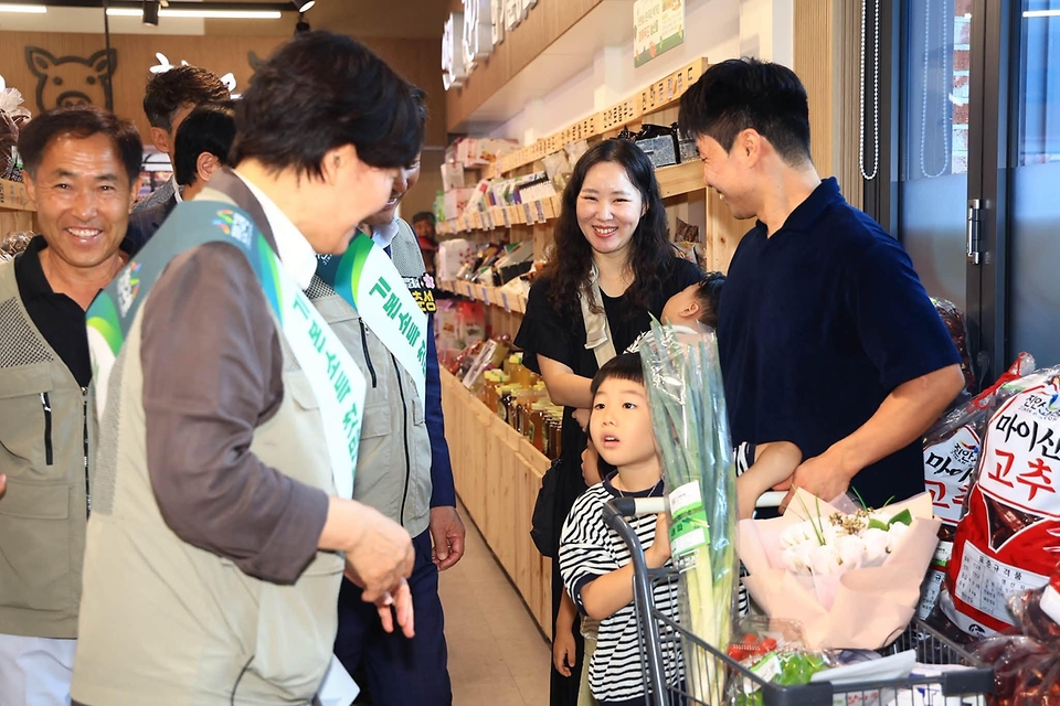 송미령 농림축산식품부 장관이 8월 31일 농어촌 기본소득 지급현장인 전북특별자치도 진안군을 방문해 지역 주민에게 지역사랑상품권 카드를 직접 전달하고, 기본소득 사용 가맹점에서 일일 계산원 역할에 나서 주민들 의견을 청취하고 있다.
