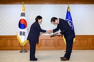 한성숙 국무총리가 8월 31일 서울 정부서울청사에서 전남광주통합특별시 지원위원회 민간위원에게 위촉장을 수여하고 있다.