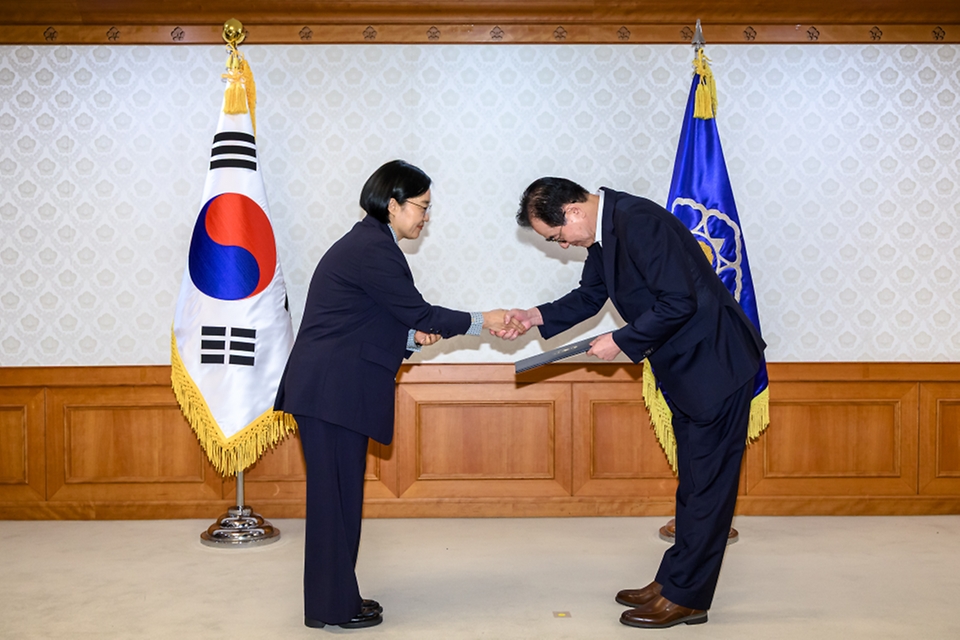한성숙 국무총리가 8월 31일 서울 정부서울청사에서 전남광주통합특별시 지원위원회 민간위원에게 위촉장을 수여하고 있다.