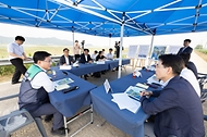 김성환 기후에너지환경부 장관이 8월 28일 경기도 시흥시 소재 시화·화옹 지구를 방문해 수도권 재생에너지 보급 여건을 점검하고 관계기관과 함께 태양광 보급 촉진 지원 방안을 논의하고 있다.