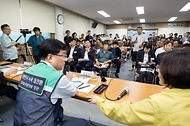 김성환 기후에너지환경부 장관이 8월 28일 SK하이닉스 용인일반산단 폐수 방류 예정지역인 경기도 안성시 고삼호수 일대를 방문해 현장을 살펴본 뒤 지역 주민 및 농민과 간담회를 갖고 의견을 나누고 있다.
