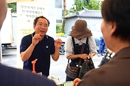송미령 농림축산식품부 장관이 8월 31일 농어촌 기본소득 지급현장인 전북특별자치도 진안군을 방문해 지역 주민에게 지역사랑상품권 카드를 직접 전달하고, 기본소득 사용 가맹점에서 일일 계산원 역할에 나서 주민들 의견을 청취하고 있다.