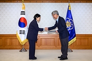 한성숙 국무총리가 8월 31일 서울 정부서울청사에서 전남광주통합특별시 지원위원회 민간위원에게 위촉장을 수여하고 있다.