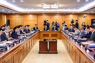 한성숙 국무총리가 8월 31일 서울 정부서울청사에서 전남광주통합특별시 지원위원회 회의를 주재하고 있다.