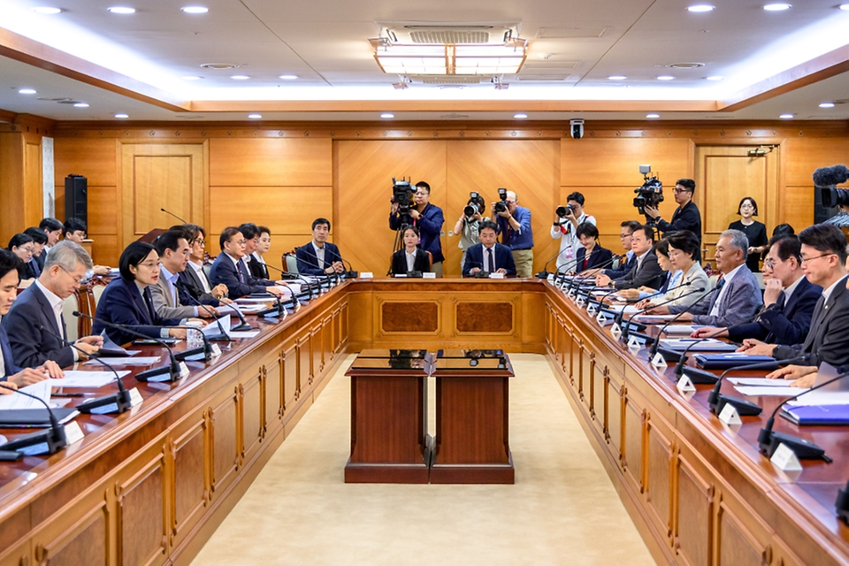 한성숙 국무총리가 8월 31일 서울 정부서울청사에서 전남광주통합특별시 지원위원회 회의를 주재하고 있다.