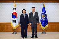 한성숙 국무총리가 8월 31일 서울 정부서울청사에서 전남광주통합특별시 지원위원회 민간위원에게 위촉장을 수여하고 있다.