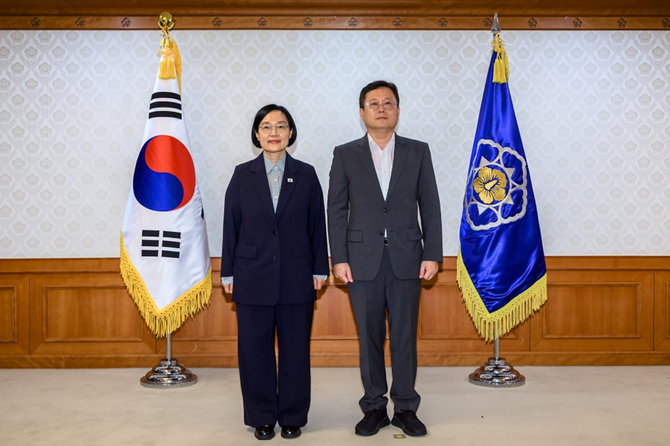 한성숙 국무총리가 8월 31일 서울 정부서울청사에서 전남광주통합특별시 지원위원회 민간위원에게 위촉장을 수여하고 있다.