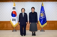 한성숙 국무총리가 8월 31일 서울 정부서울청사에서 전남광주통합특별시 지원위원회 민간위원에게 위촉장을 수여하고 있다.
