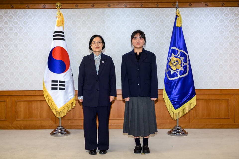 한성숙 국무총리가 8월 31일 서울 정부서울청사에서 전남광주통합특별시 지원위원회 민간위원에게 위촉장을 수여하고 있다.