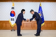 한성숙 국무총리가 8월 31일 서울 정부서울청사에서 전남광주통합특별시 지원위원회 민간위원에게 위촉장을 수여하고 있다.