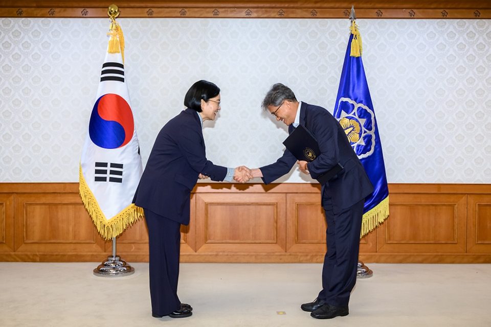 한성숙 국무총리가 8월 31일 서울 정부서울청사에서 전남광주통합특별시 지원위원회 민간위원에게 위촉장을 수여하고 있다.