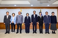 한성숙 국무총리가 8월 31일 서울 정부서울청사에서 전남광주통합특별시 지원위원회 민간위원에게 위촉장을 수여하고 있다.