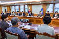 한성숙 국무총리가 8월 31일 서울 정부서울청사에서 전남광주통합특별시 지원위원회 회의를 주재하고 있다.