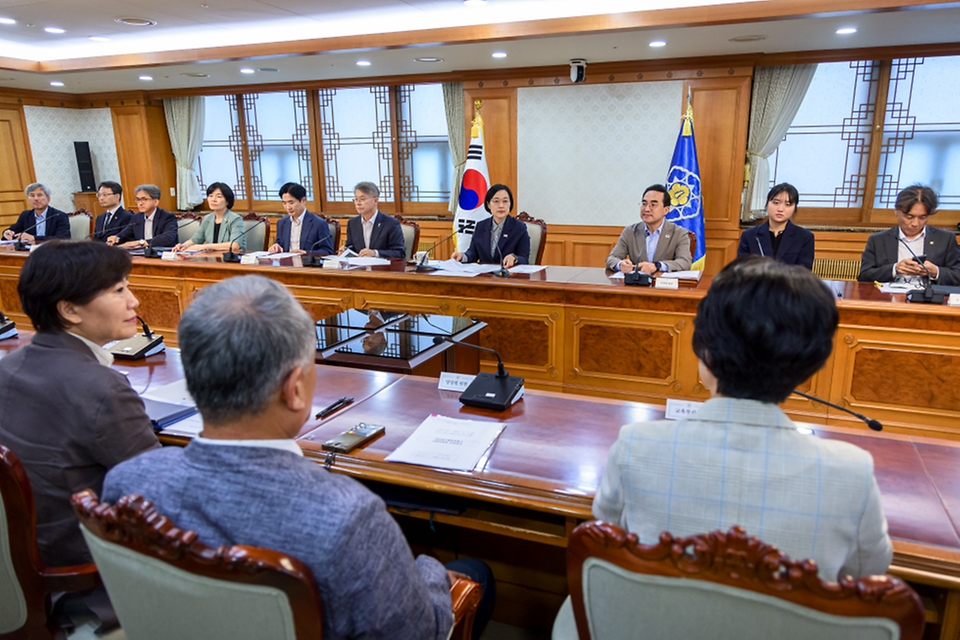 한성숙 국무총리가 8월 31일 서울 정부서울청사에서 전남광주통합특별시 지원위원회 회의를 주재하고 있다.