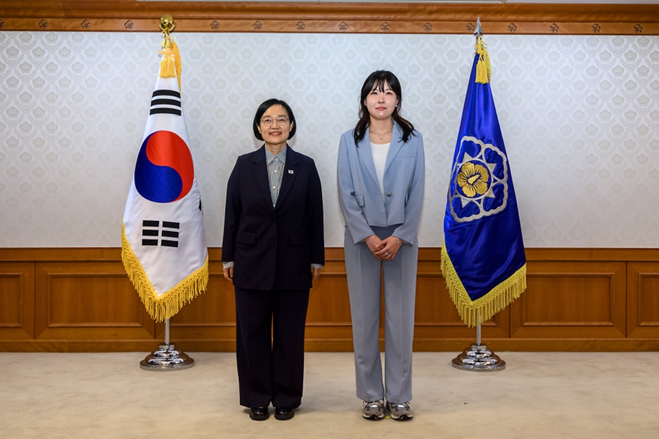 한성숙 국무총리가 8월 31일 서울 정부서울청사에서 전남광주통합특별시 지원위원회 민간위원에게 위촉장을 수여하고 있다.