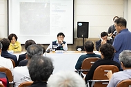 김성환 기후에너지환경부 장관이 8월 28일 SK하이닉스 용인일반산단 폐수 방류 예정지역인 경기도 안성시 고삼호수 일대를 방문해 현장을 살펴본 뒤 지역 주민 및 농민과 간담회를 갖고 의견을 나누고 있다.