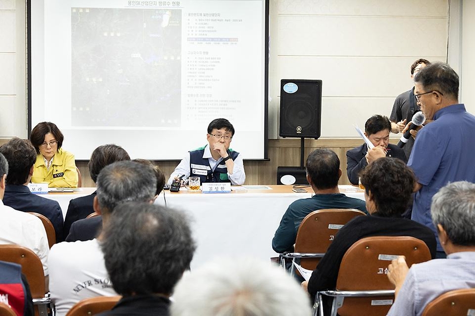 김성환 기후에너지환경부 장관이 8월 28일 SK하이닉스 용인일반산단 폐수 방류 예정지역인 경기도 안성시 고삼호수 일대를 방문해 현장을 살펴본 뒤 지역 주민 및 농민과 간담회를 갖고 의견을 나누고 있다.