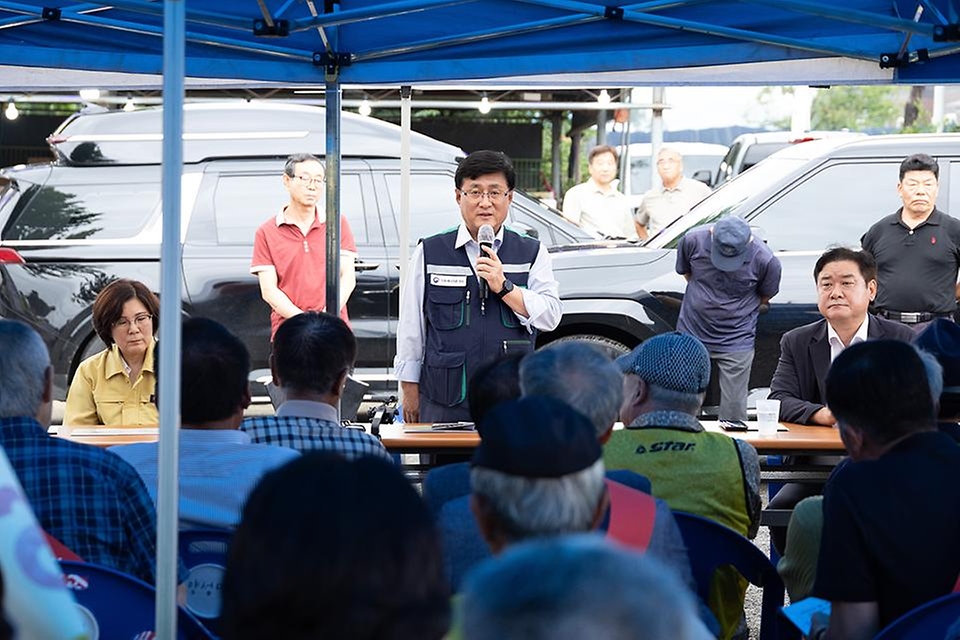 김성환 기후에너지환경부 장관이 8월 28일 경기도 안성시 송전선로 및 LNG발전소 예정지를 방문해 지역주민들과 간담회를 하며 송전선로 건설 과정에서 지역 주민의 의견을 충분히 반영하고 불편을 최소화 할 방안을 논의하고 있다.